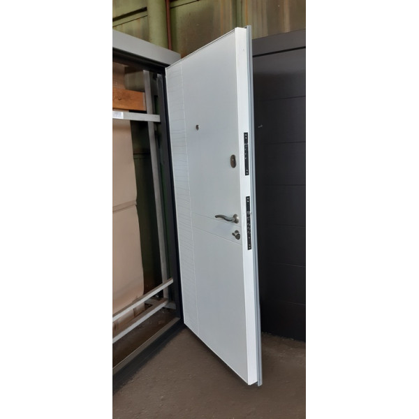 Вхідні залізні двері в квартиру Qdoors ДЕЛЛА